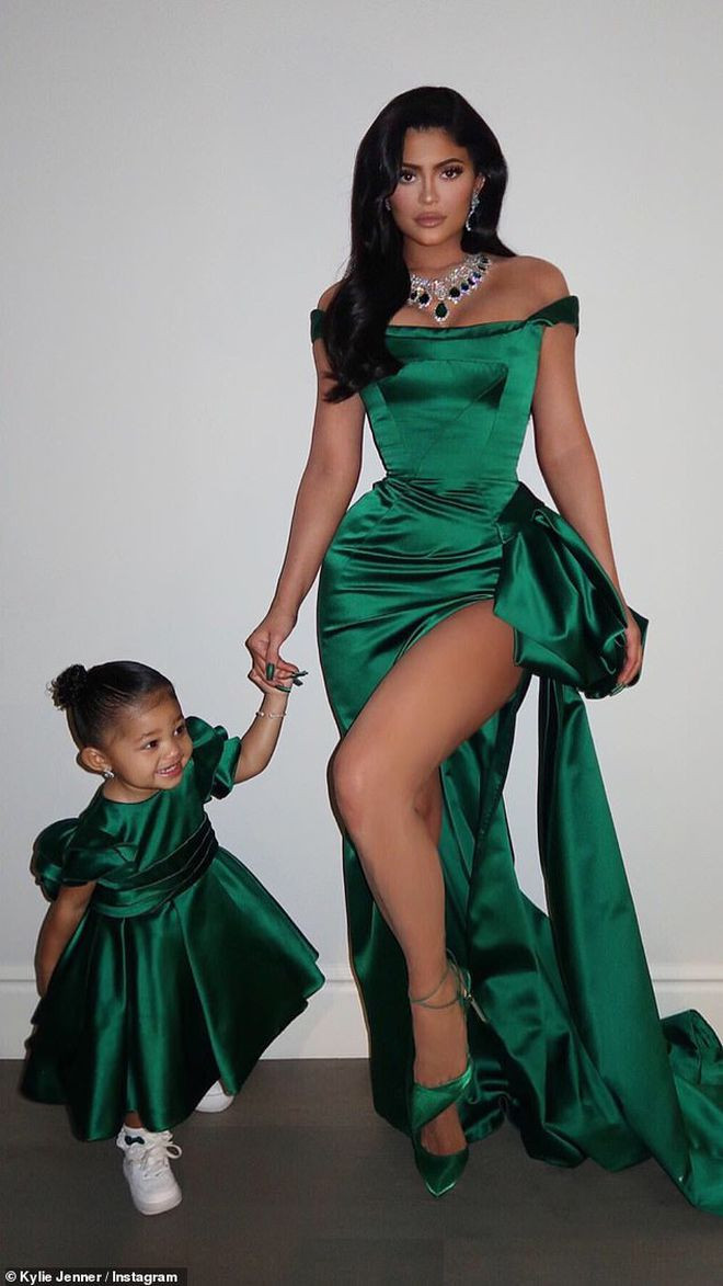 Nổi tiếng giàu có lại là một "yêu nữ hàng hiệu", Kylie Jenner chăm chút gu thời trang sành điệu cho con gái Stormi ngay từ khi còn nhỏ.