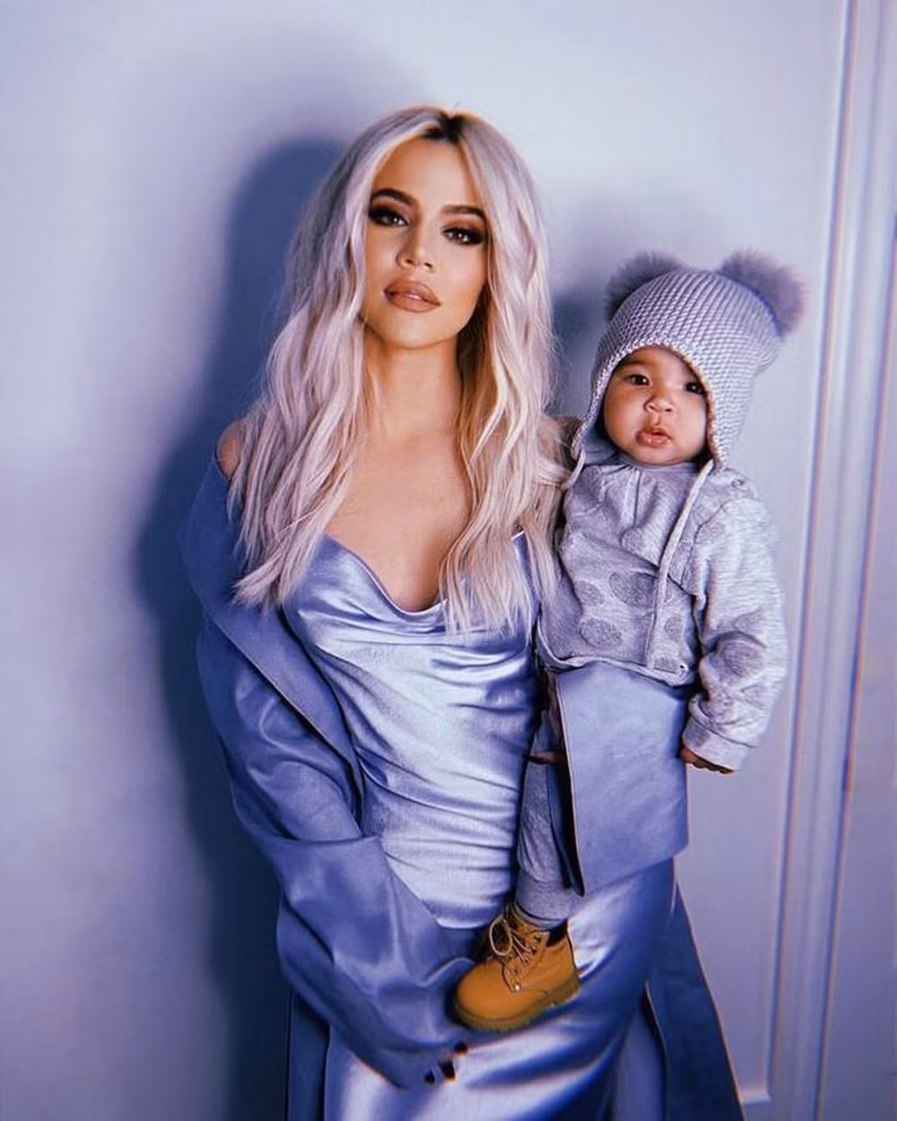 Tuy mới 2 tuổi, cô bé khiến nhiều người bất ngờ khi ăn mặc rất phong cách. True Thompson sở hữu nhiều món đồ hiệu đắt tiền.