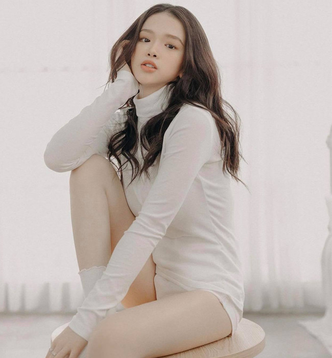 Trên trang cá nhân, hot girl 19 tuổi rất chăm chỉ đăng tải những hình ảnh diện trang phục gợi cảm, phô diễn body "dậy thì thành công".