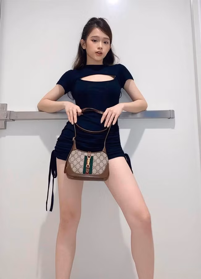 Chiếc đầm bodycon siêu ngắn chỉ vừa đủ che vòng 3 của nàng hot girl khiến nhiều người lo lắng cô gặp sự cố “lộ hàng”. Ảnh: Internet.