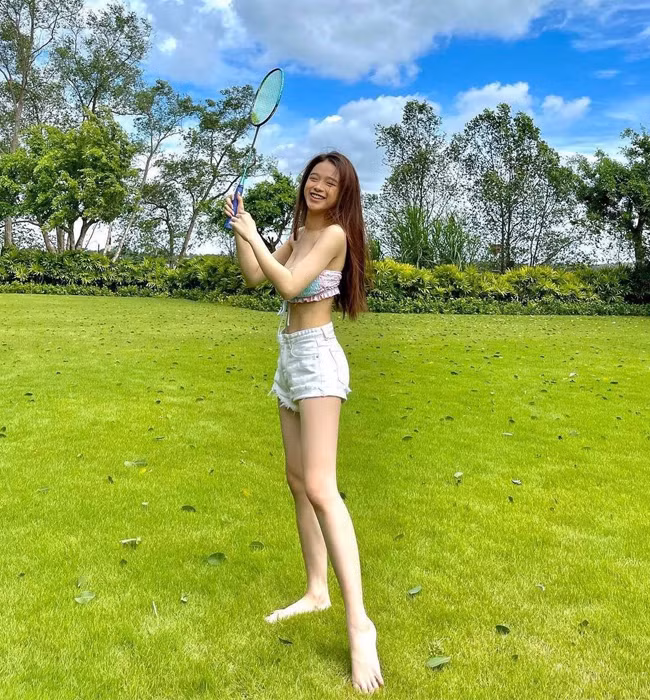 Ngoài ra, những bộ đồ ngắn hết cỡ cũng là item được Linh Ka vô cùng yêu thích.