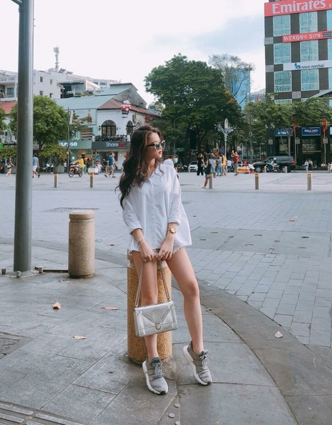 Dù chỉ cao 1m56 nhưng hot girl 10X lại sở hữu đôi chân dài cực phẩm. Chính vì vậy, cô thường xuyên chọn các trang phục giúp khoe đôi chân dài miên man.