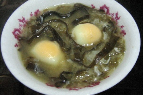 Món chè trứng vịt đậu xanh: Món này được nấu như chè đậu xanh thông thường, có đậu xanh vo sạch rồi bắt bếp nấu riu riu cho nhừ, thêm đường cát trắng vào nồi. Muốn món ăn ngon thì cho thêm bột khoai dẻo, phổ tai giòn và nước cốt dừa béo ngậy rồi nêm nếm vừa miệng.