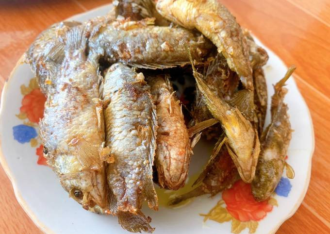 Nếu lần đầu thưởng thức, bạn sẽ bị ấn tượng với độ giòn ngậy của má đầu heo cùng chút bùi bùi của lòng đỏ trứng gà và không thể thiếu hương vị của cá rô đồng hòa quyện trong nước bột củ bình tinh sóng sánh.