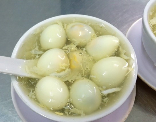 Món chè chế biến đơn giản, nước lọc pha đường phèn nấu sôi trên lửa nhỏ rồi cho trứng gà đã luộc chín, củ năng cắt hạt lựu vào nồi và nêm nếm vừa miệng. Khi chè đã sôi, củ năng đã chín thì cho thêm bột năng hòa nước, lòng trắng trứng vào nồi rồi khuấy đều. Ảnh: IT.