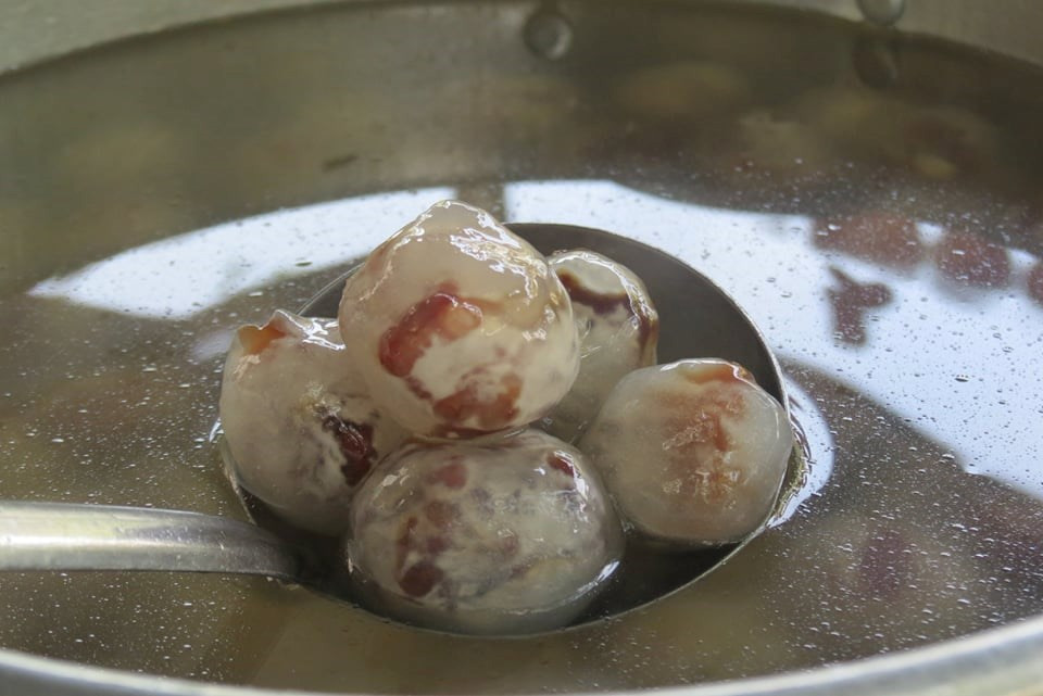 Chè bột lọc heo quay được chế biến khá công phu. Công đoạn "bắt" bánh đòi hỏi sự khéo léo, tỉ mỉ cao sao cho lớp bột lọc ngoài phải đủ mỏng để thấy nhân bên trong, nhưng không được nứt vỡ.