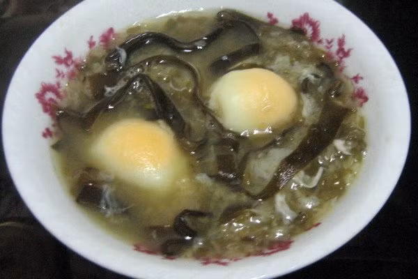 Món chè trứng vịt đậu xanh: Món này được nấu như chè đậu xanh thông thường, có đậu xanh vo sạch rồi bắt bếp nấu riu riu cho nhừ, thêm đường cát trắng vào nồi. Muốn món ăn ngon thì cho thêm bột khoai dẻo, phổ tai giòn và nước cốt dừa béo ngậy rồi nêm nếm vừa miệng.