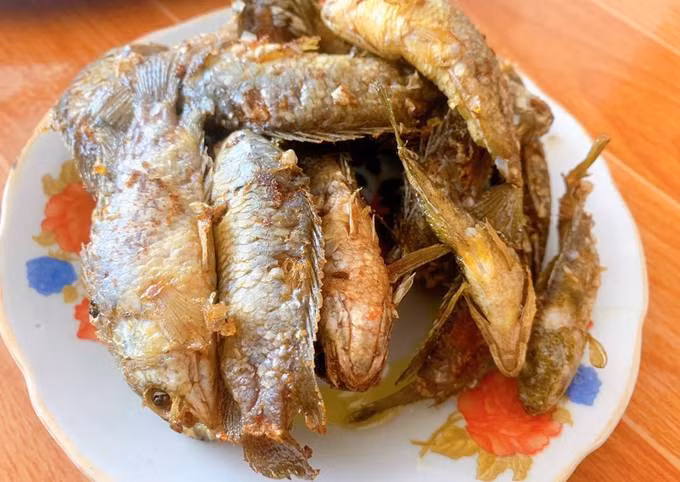 Nếu lần đầu thưởng thức, bạn sẽ bị ấn tượng với độ giòn ngậy của má đầu heo cùng chút bùi bùi của lòng đỏ trứng gà và không thể thiếu hương vị của cá rô đồng hòa quyện trong nước bột củ bình tinh sóng sánh.