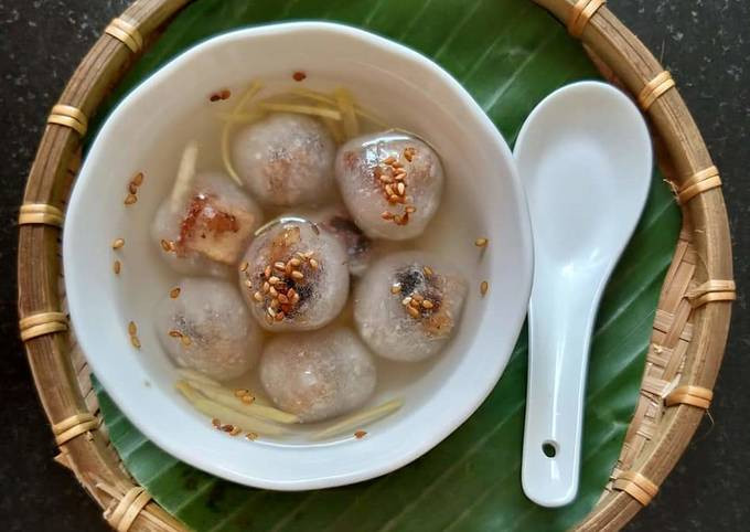 Chè bột lọc heo quay là món tráng miệng có tên tuổi ở Huế được nhiều người sành ăn thưởng thức khi ghé thăm nơi đây. Món chè này khá kén người ăn bởi nó được kết hợp từ những thành phần "đối nghịch" là vị chè thanh ngọt và vị mặn của thịt heo quay.