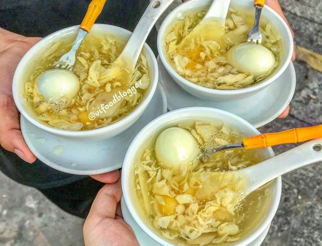 Chè củ năng trứng cút là món chè nóng, thường bán ở các hàng của người Hoa ở quận 5, quận 11, TP HCM. Món chè còn được gọi là súp ngọt vì trông như bát súp có trứng cút, trứng gà đánh tan nấu với bột năng sền sệt và có vị ngọt.