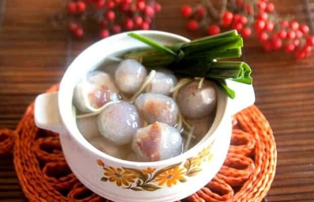 Những viên bột lọc có nhân thịt heo kết hợp với nước chè ngọt nhẹ, thơm mùi nếp mang đến cảm giác khó tả khi thưởng thức.