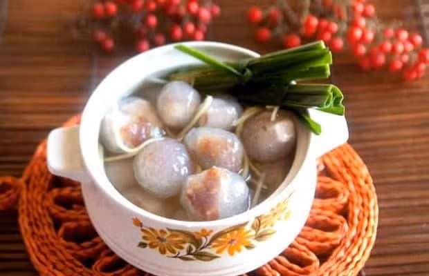 Những viên bột lọc có nhân thịt heo kết hợp với nước chè ngọt nhẹ, thơm mùi nếp mang đến cảm giác khó tả khi thưởng thức.