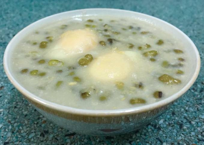 Trứng vịt có thể luộc chín riêng, lột sạch vỏ rồi mới cho vào nồi nấu sôi cùng các nguyên liệu, hay khéo léo hơn thì để trứng sống, nhẹ tay tách vỏ rồi trút trứng vịt vào nồi nấu chín, nước cốt béo ngọt làm chín trứng và thấm vị hơn.