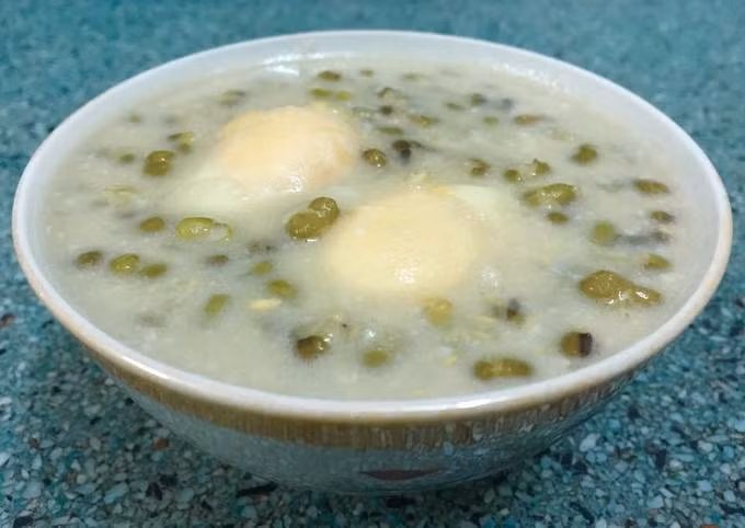 Trứng vịt có thể luộc chín riêng, lột sạch vỏ rồi mới cho vào nồi nấu sôi cùng các nguyên liệu, hay khéo léo hơn thì để trứng sống, nhẹ tay tách vỏ rồi trút trứng vịt vào nồi nấu chín, nước cốt béo ngọt làm chín trứng và thấm vị hơn.