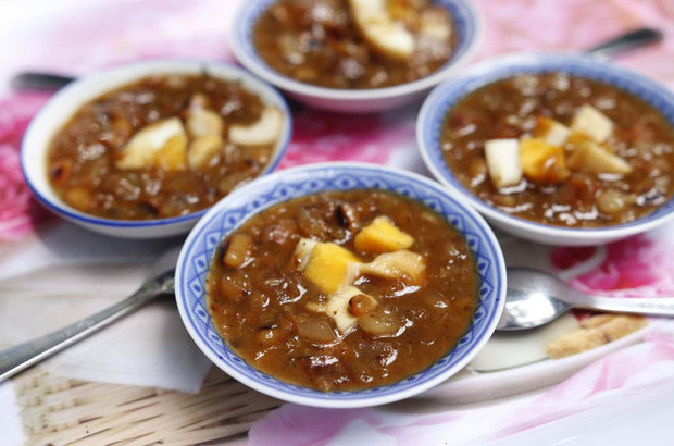 Chè cá rô đồng là món tráng miệng ngọt kết hợp giữa thịt má đầu heo cỏ, thịt nạc cá rô đồng, trứng gà ta. Ngày nay, chè cá rô đồng khó có thể mua được ở hàng quán nào. Bạn chỉ có thể thưởng thức tại các gia đình người Huế gốc.