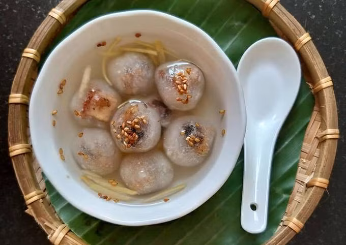 Chè bột lọc heo quay là món tráng miệng có tên tuổi ở Huế được nhiều người sành ăn thưởng thức khi ghé thăm nơi đây. Món chè này khá kén người ăn bởi nó được kết hợp từ những thành phần "đối nghịch" là vị chè thanh ngọt và vị mặn của thịt heo quay.