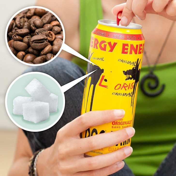 3. Nước tăng lực: Mặc dù những thức uống này có thể rất hữu ích cho những ai cần tăng thêm năng lượng, nhưng chúng thực sự có thể gây hại làn da của bạn. Điều này là do chúng chứa nhiều đường và caffeine, cả hai đều không tốt cho làn da của bạn. Điều này khiến da bạn dễ bị tổn thương và xuất hiện nếp nhăn.