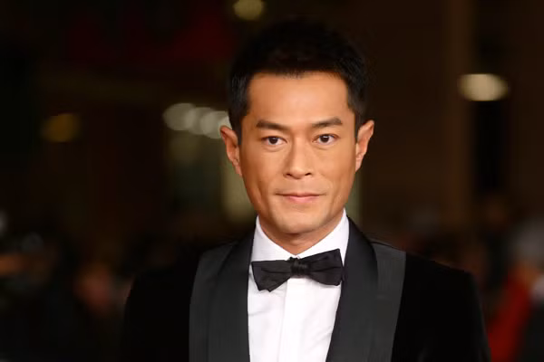 Ở tuổi 51, Cổ Thiên Lạc vẫn còn độc thân. Khi bị dư luận sốt sắng chuyện yên bề gia thất của mình, mỹ nam này hóm hỉnh cho biết: “Có lẽ do tôi độc thân nên luôn vui vẻ, lạc quan nên mới đẹp trai, lịch lãm như thế này”. Ảnh: IT.