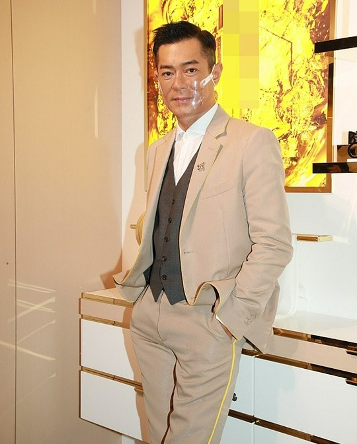 Cổ Thiên Lạc cho hay, mỗi ngày anh chỉ ăn một bữa, thường nhịn ăn vào buổi tối để giảm lượng tinh bột hấp thụ vào cơ thể. "Nhiều lúc tôi mải quay phim quên luôn cả ăn. Cũng có khi nhìn thấy mọi người ăn, tôi đi chỗ khác để tránh bị kích thích", ngôi sao Thần điêu đại hiệp nói. 