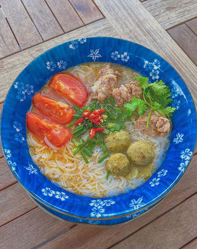 Trước đó không lâu, người đẹp từng khoe tài nấu món bún sườn sấu đậm chất Bắc.