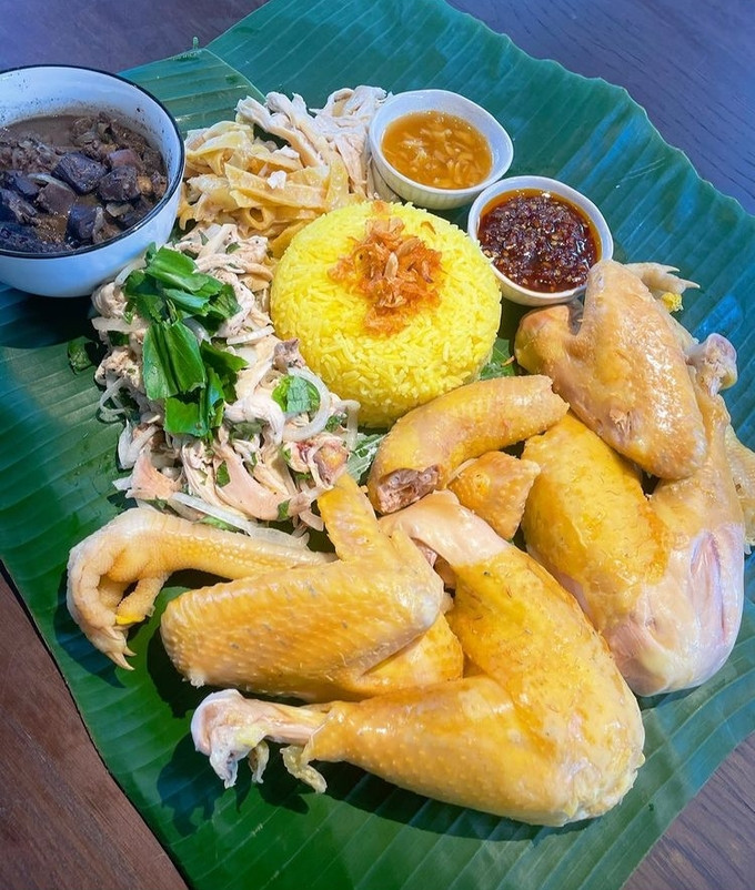 Mới đây, Tóc Tiên trổ tài làm cơm gà Hội An, món ăn khiến cô mệt đến nỗi muốn từ giã căn bếp ngay sau khi nấu xong.