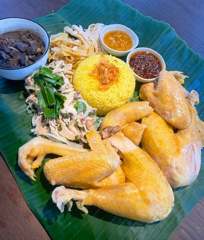 Mới đây, Tóc Tiên trổ tài làm cơm gà Hội An, món ăn khiến cô mệt đến nỗi muốn từ giã căn bếp ngay sau khi nấu xong.