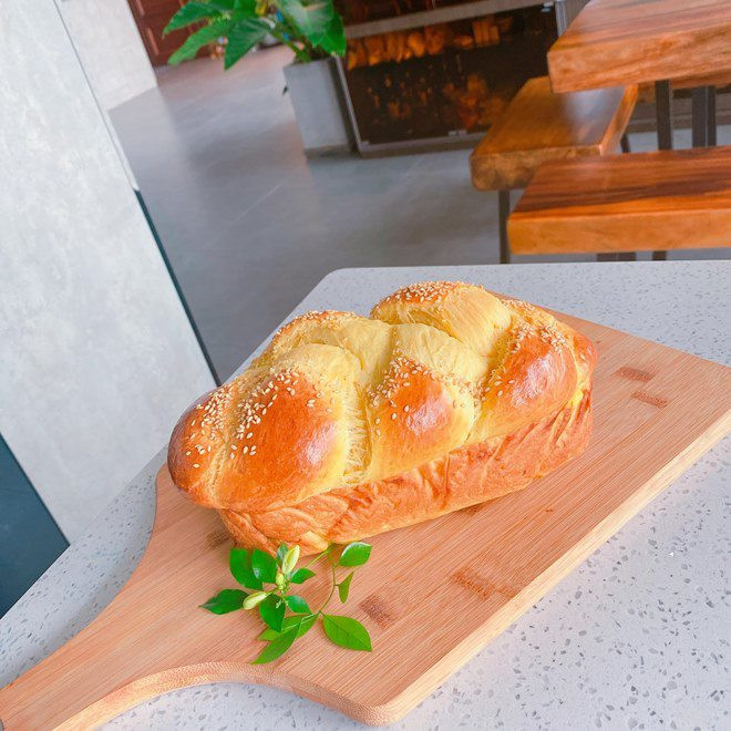 Trước đó, Lê Phương cũng nhận được nhiều lời khen với món bánh mì hoa cúc siêu ngon, mềm thơm, bắt mắt.