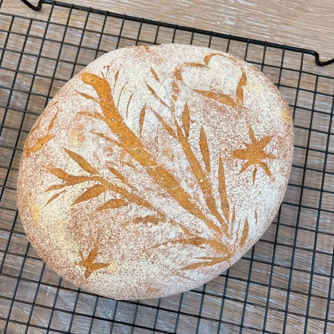 Ở nhà ngày dịch, Phan Như Thảo trổ tài vào bếp nấu rất nhiều món ăn ngon, trong đó có bánh mì, sản phẩm người đẹp làm ra trông vừa ngon, vừa giòn. Ảnh: FB, IG.