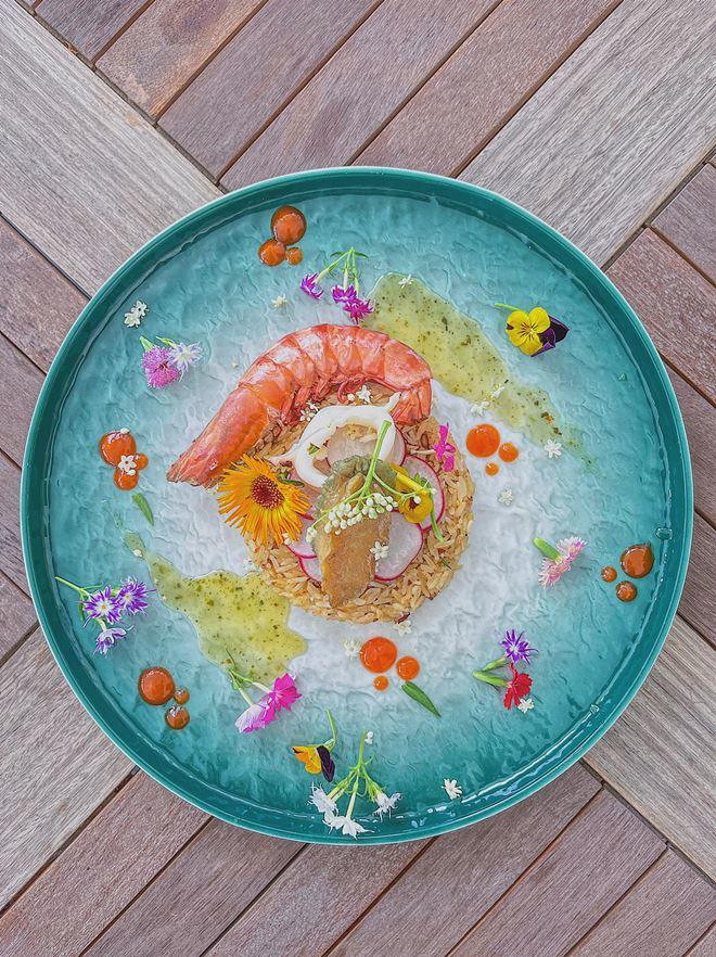 Đây là món cơm hải sản được nàng siêu mẫu trang trí theo kiểu Âu trông giống như một vườn hoa, nhìn đẹp không nỡ ăn.