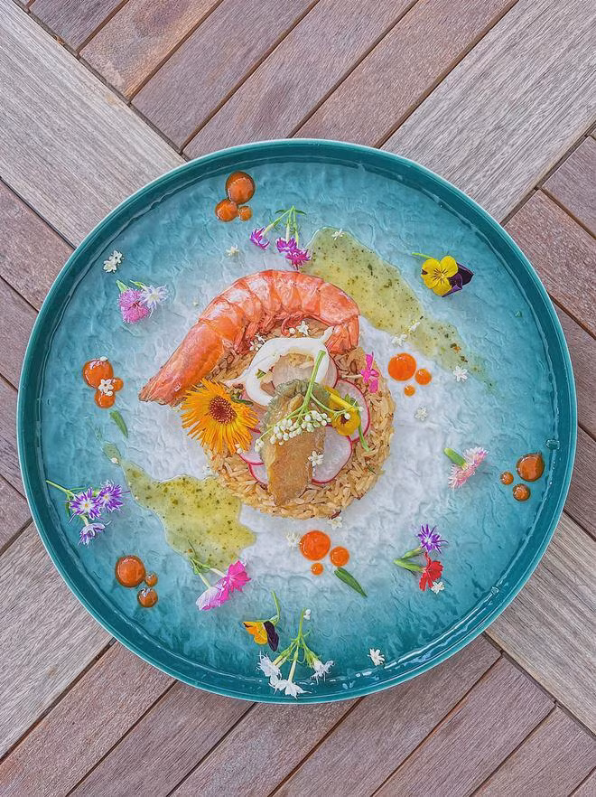 Đây là món cơm hải sản được nàng siêu mẫu trang trí theo kiểu Âu trông giống như một vườn hoa, nhìn đẹp không nỡ ăn.