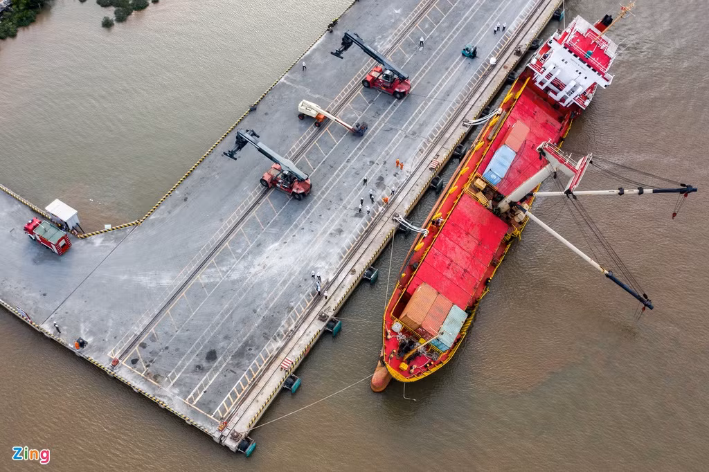 18/54 container rơi xuống sông Soài Rạp. 10 thuyền viên quốc tịch Indonesia, Ấn Độ, Malaysia trên tàu may mắn thoát nạn.