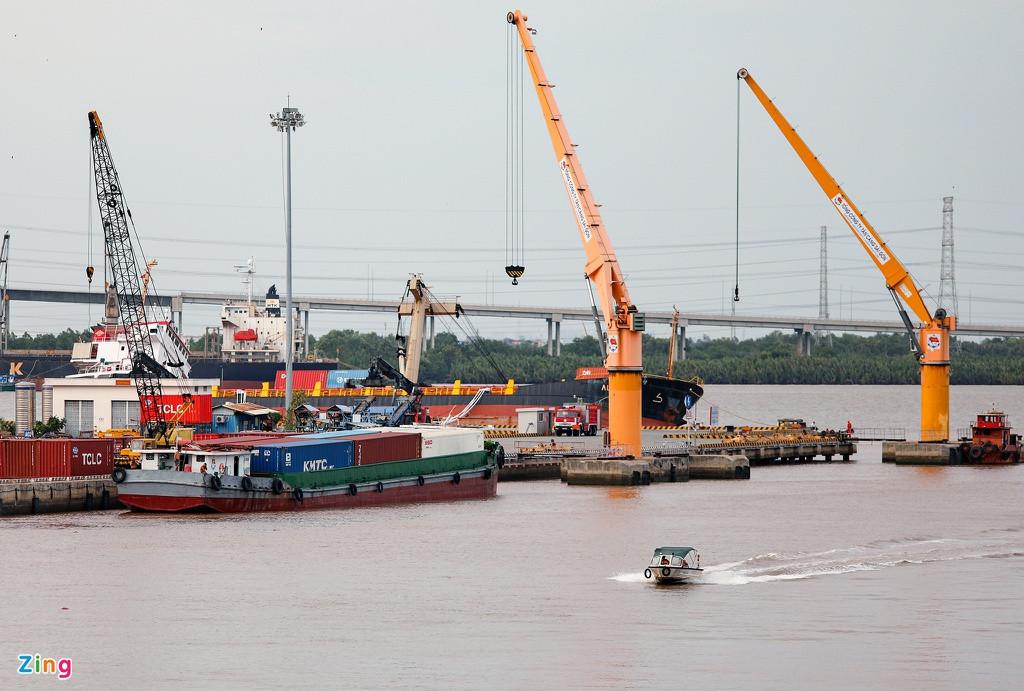 Các cano của lực lượng cảnh sát giao thông đường thủy hỗ trợ xử lý, điều tiết tàu thuyền ra vào cảng theo luồng tuyến hàng hải để đảm bảo an toàn.