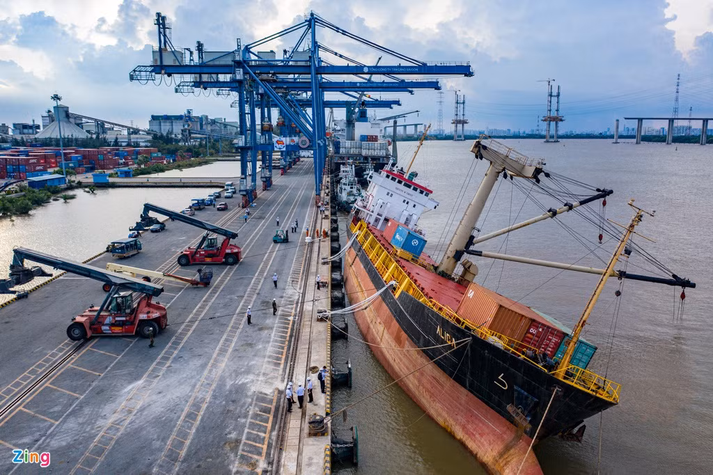 Lúc 16h30 ngày 26/4, lực lượng Cảng vụ Hàng hải TP.HCM đã có mặt hiện trường, phối hợp các đơn vị liên quan đưa tàu hàng bị nghiêng thăng bằng trở lại và trục vớt container rơi xuống sông.