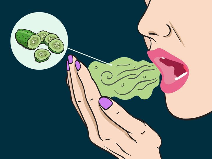 Dưa chuột chứa nhiều nước, giúp ngăn ngừa chứng khô miệng và làm sạch cặn thức ăn thừa. Ngậm một lát dưa chuột giữa lưỡi và vòm miệng giúp giảm thiểu mùi hôi miệng hiệu quả. Ảnh: BS.