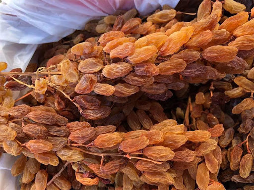 Giúp giảm cân: Những trái nho khô siêu ít calo và có vị ngọt tự nhiên. Chúng cũng chứa chất xơ nên làm cơ thể cảm thấy no với một khẩu phần nhỏ. Vị ngọt của nho khô thỏa mãn vị giác của bạn. Nhờ đó, bạn có thể ăn nho để hỗ trợ quá trình ăn kiêng giảm cân.