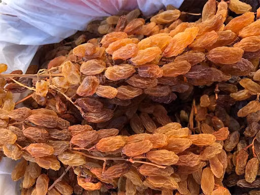 Giúp giảm cân: Những trái nho khô siêu ít calo và có vị ngọt tự nhiên. Chúng cũng chứa chất xơ nên làm cơ thể cảm thấy no với một khẩu phần nhỏ. Vị ngọt của nho khô thỏa mãn vị giác của bạn. Nhờ đó, bạn có thể ăn nho để hỗ trợ quá trình ăn kiêng giảm cân.