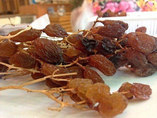 Giúp xương chắc khỏe: Nếu bạn đang phải vật lộn với những cơn đau khớp hoặc xương yếu, nho khô là lựa chọn phù hợp. Chúng chứa canxi tốt cho xương. Ăn nho khô tăng mật độ xương và cũng giảm nguy cơ viêm khớp, bệnh gút.