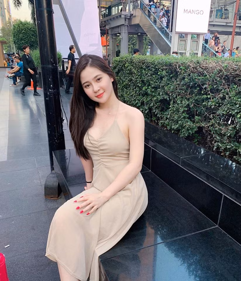 Làn da trắng nõn của Thái Thảo Nguyên được tôn lên trong chiếc đầm màu nude tôn dáng.