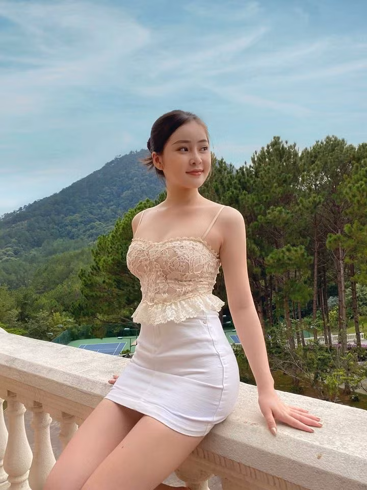 Cô nàng 9X thường xuyên khoe vóc dáng nuột nà trong các trang phục gợi cảm.