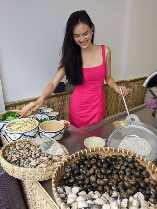 Chân dài chỉ ăn tinh bột vào 2 ngày cuối tuần. Bữa sáng thường nhật của Tuyết Lan được chuẩn bị với 1 củ khoai, nước ép cà rốt hoặc ép dưa hấu. Vì đặc thù công việc nên Tuyết Lan lựa chọn ăn ngoài để tiện ích hơn, cô chỉ nấu ăn ở nhà khi cần giải tỏa căng thẳng công việc.