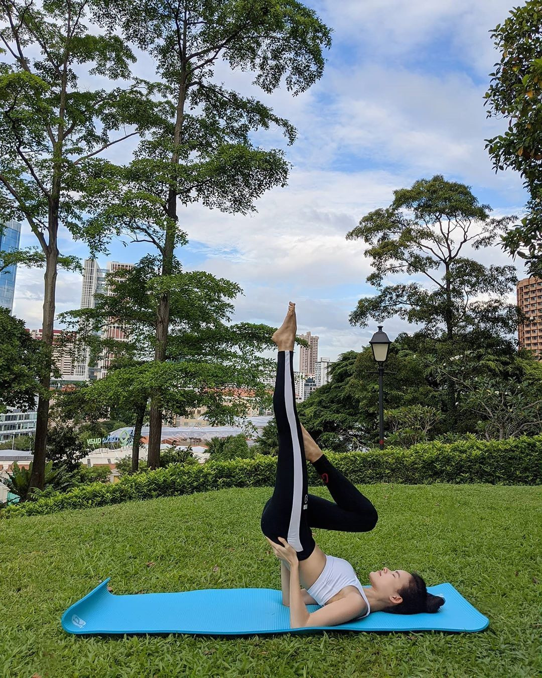 Cô coi thói quen tập yoga hàng ngày là bí quyết giữ được cơ thể dẻo dai, săn chắc đồng thời mang tới sự thư thái, an yên trong tâm hồn.