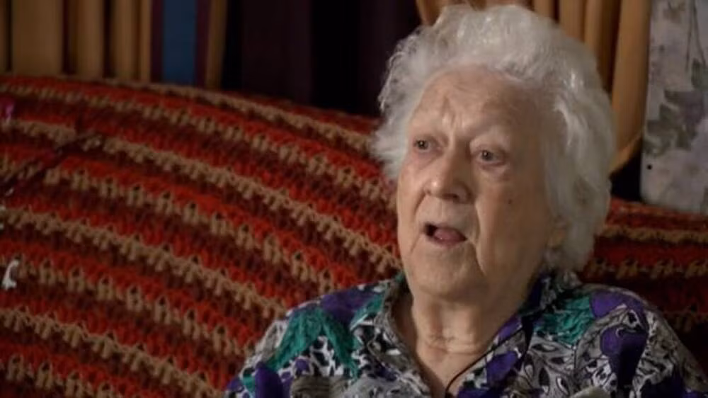 Chu cho bong hoa trieu phu sau khi ong chu qua doi-Hinh-3