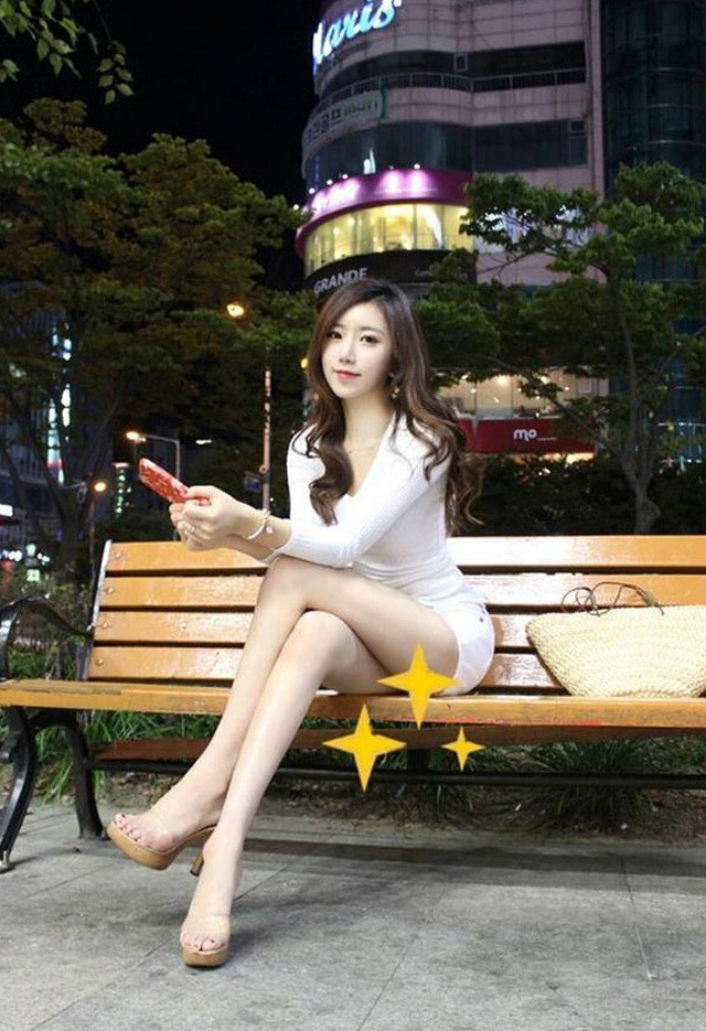 Đôi chân dài, thân hình săn chắc với những đường cong hút mắt của Ye Jung Hwa khiến cư dân mạng say mê.