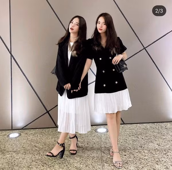 Cả hai dường như có “thần giao cách cảm” trong cách lựa chọn trang phục đời thường.