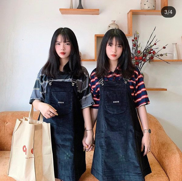 Cặp đôi trẻ trung khi cùng phối áo thun kẻ ngang với váy yếm. Ảnh: Internet.