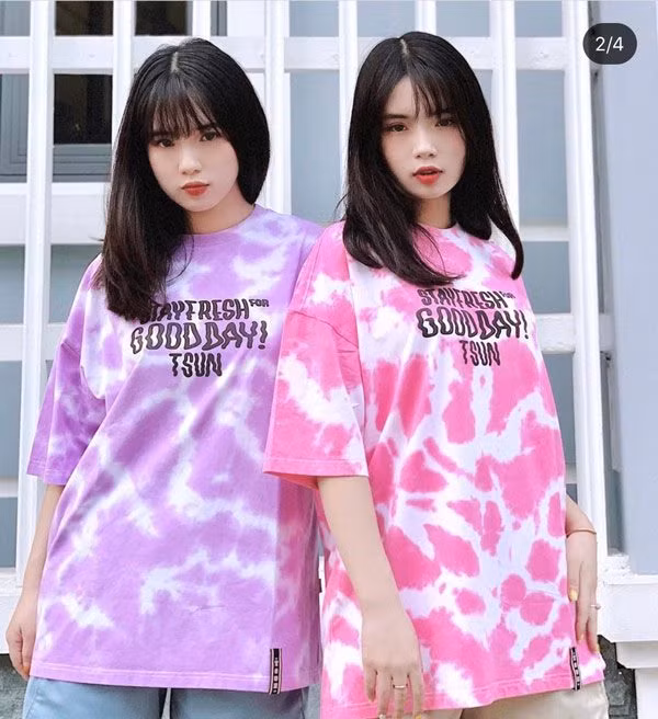 Thanh Hằng - Thanh Nga cũng chọn áo thun loang lổ được giới trẻ yêu thích.