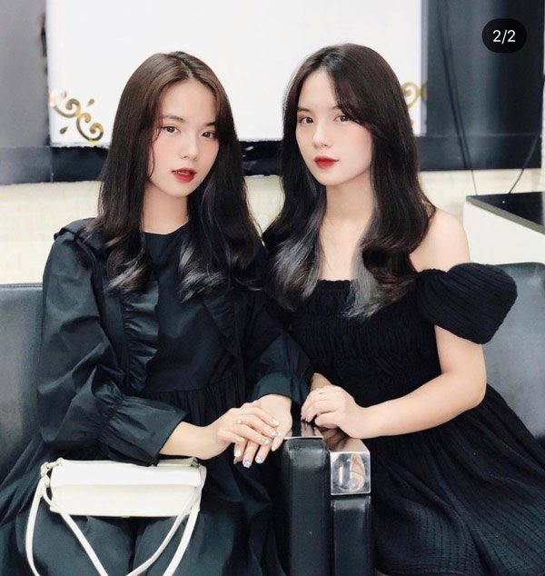 Không chỉ giống nhau từ gương mặt tới vóc dáng, hai chị em song sinh Thanh Hằng – Thanh Nga còn sở hữu gu thời trang đồng điệu.
