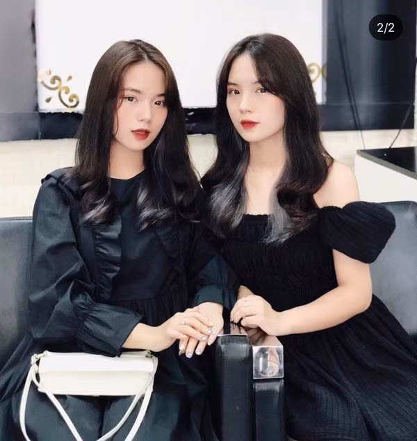 Không chỉ giống nhau từ gương mặt tới vóc dáng, hai chị em song sinh Thanh Hằng – Thanh Nga còn sở hữu gu thời trang đồng điệu.