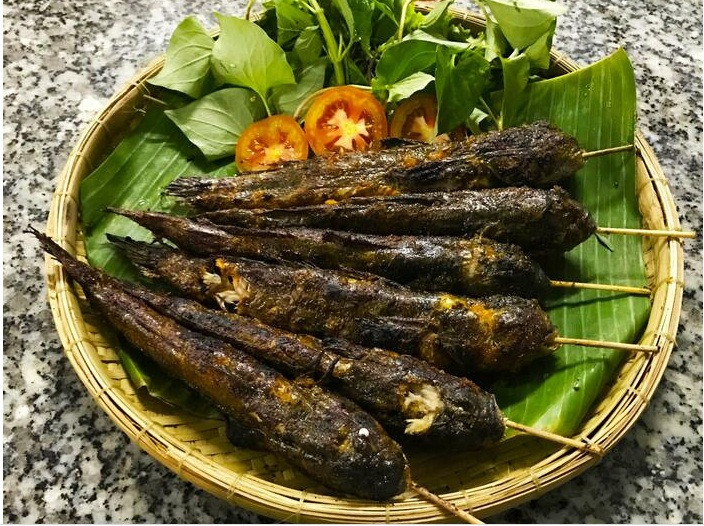Có nhiều món ăn từ cá thòi lòi như: kho tiêu, chiên xù, nấu canh chua cơm mẻ,…nhưng ngon nhất vẫn là cá thòi lòi nướng muối ớt.