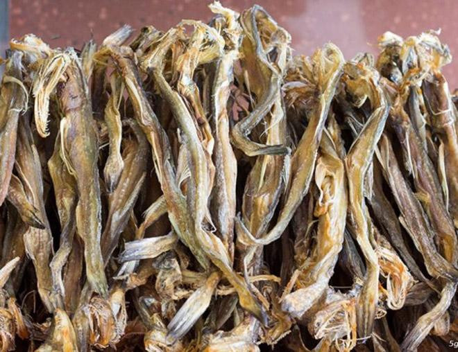 Bên cạnh đó, cá thòi lòi còn có thể làm khô. Khô cá thòi lòi đem chiên hoặc nướng chấm nước mắm me thì trên cả tuyệt vời. Ảnh: Internet.